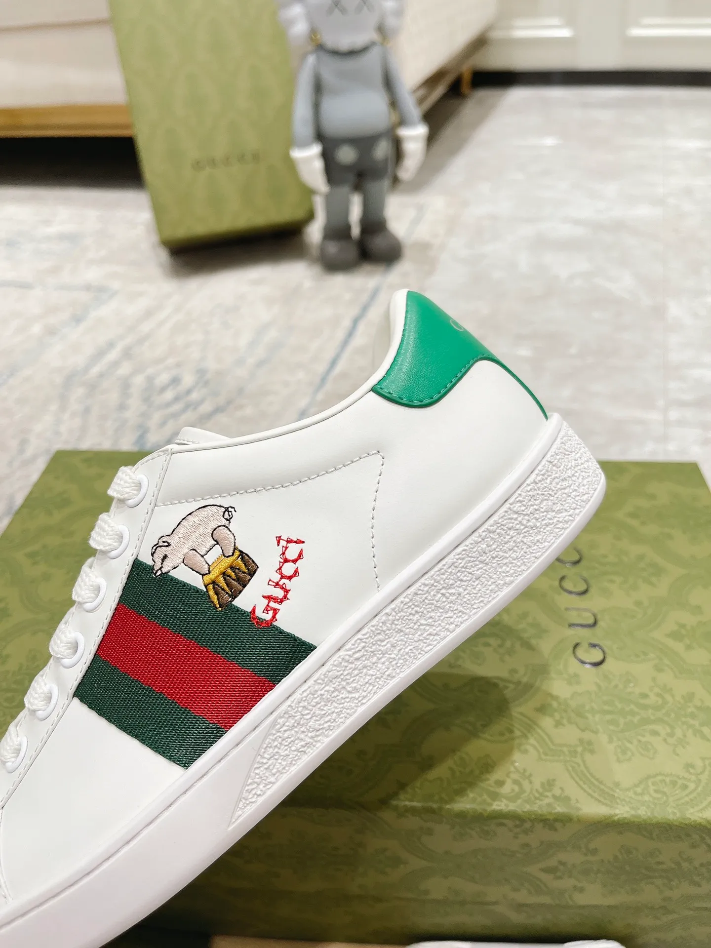 👟👟Ex-factory price 440👟👟 Women's shoe factory GUCCi's latest anti-counterfeiting line classic sports lace-up white shoes for couples ☝︎57 layouts of the whole series are shipped with high quality★ Color matching is being updated continuously... 🔥Look for our upgraded version quality, original mold opening ✔️Original last shape ✔ Everything is authentic from the inside out🥊 🍬Material: 🔸The upper is made of Italian cowhide imported from the original factory. The comfort and softness are higher than ordinary cowhide from domestic factories. ➕Full cowhide lining and foot pads. The lining adopts the same lasting method as the original. The midsole is also printed with double G and the insole is also original molded. 3D craftsmanship❗���Different from ordinary products in the market❗️➕The outsole adopts the original high-density one-to-one sole➕⚠️The snakeskin tail is consistent with the authentic color, and the real snakeskin is a small piece➕🗯The embroidered patches are also authentic. After disassembly, each color comparison is accurate before shipment‼ ️ Shoe size: Female 35-40 Male 39-44